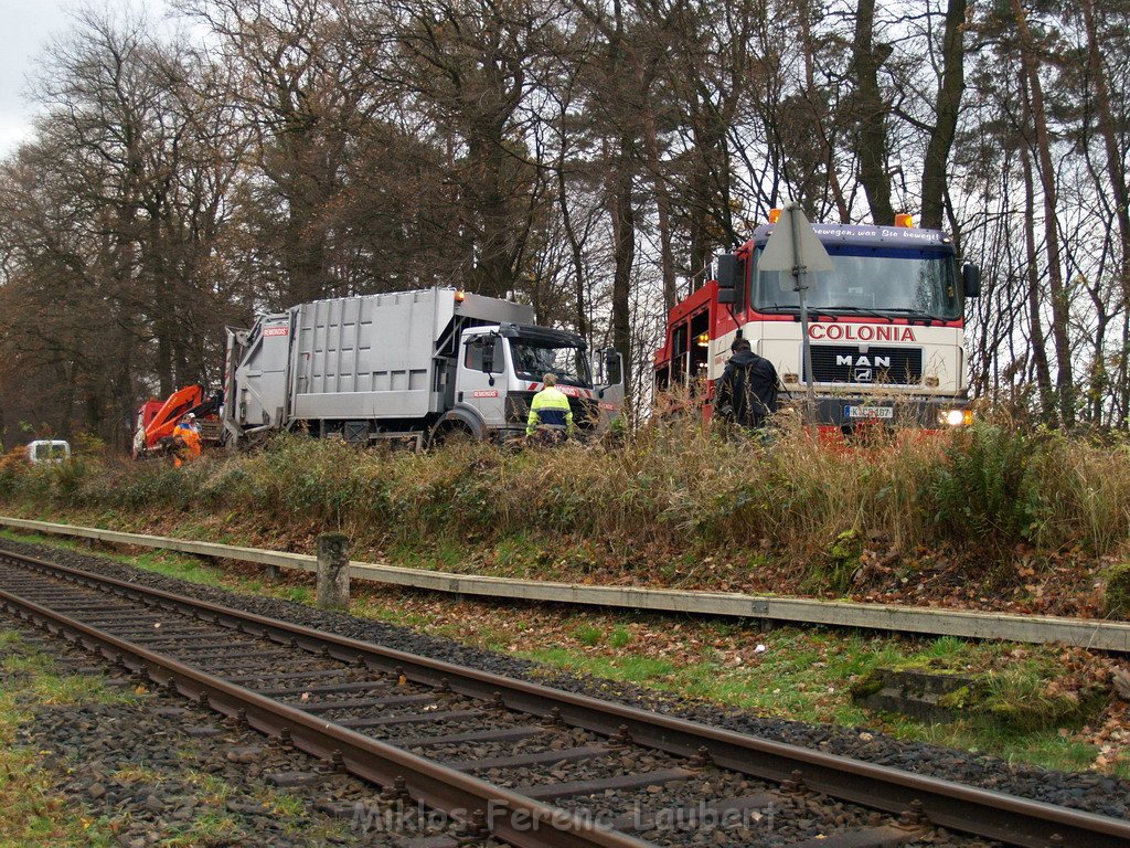 Muellwagen droht zu kippen Koeln Koenigsforst Baumschulweg  P37.JPG